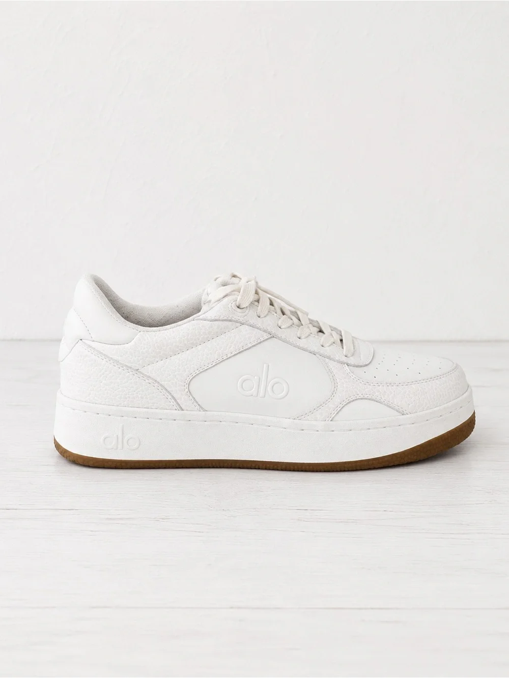 Alo Yoga Minimalist Monochrome White Leather Low Top Lace Up Sneakers W10/M8.5